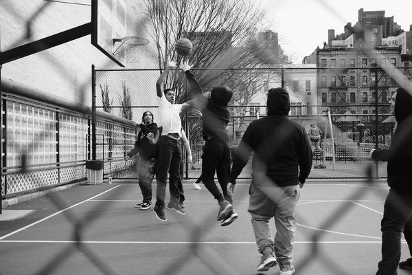 Quels sont les protocoles recommandés pour la rééducation des blessures à l'épaule chez les basketteurs?